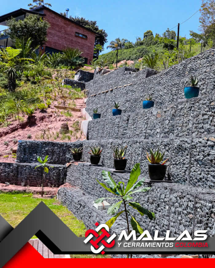 Construcción de gaviones de piedra en malla metálica eslabonada en Bogotá, Colombia